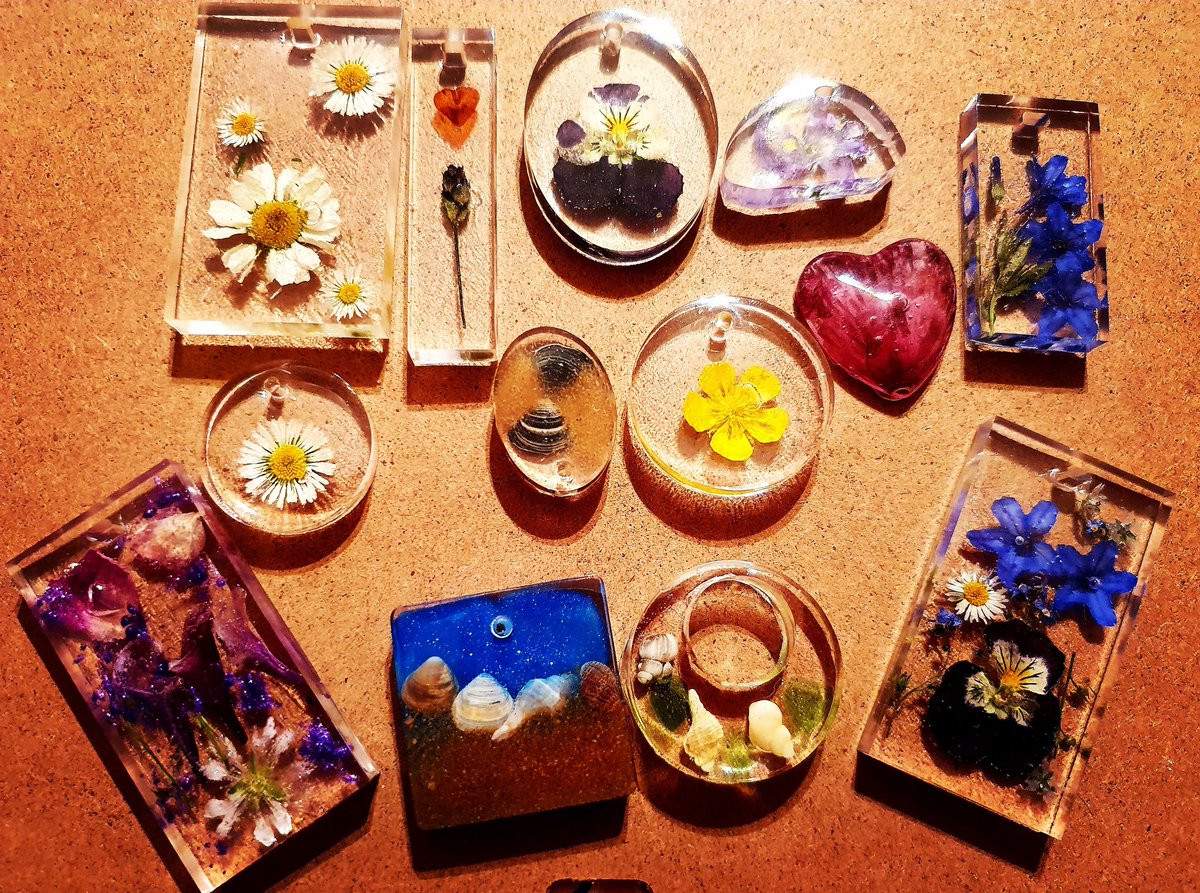 FineTreasures's tweet photo. Trying a new craft! Making jewellery with real flowers and shells ❤️ so excited to make all sorts of new jewellery 😍 #lockdowncrafts #trysomethingnew #nothingventurednothinggained #resinjewellery #flowerjewellery😍😍 #shelljewellery #sterlingsilverjewelry #lovewhatyoudo https://t.co/nabiDJ27Sd