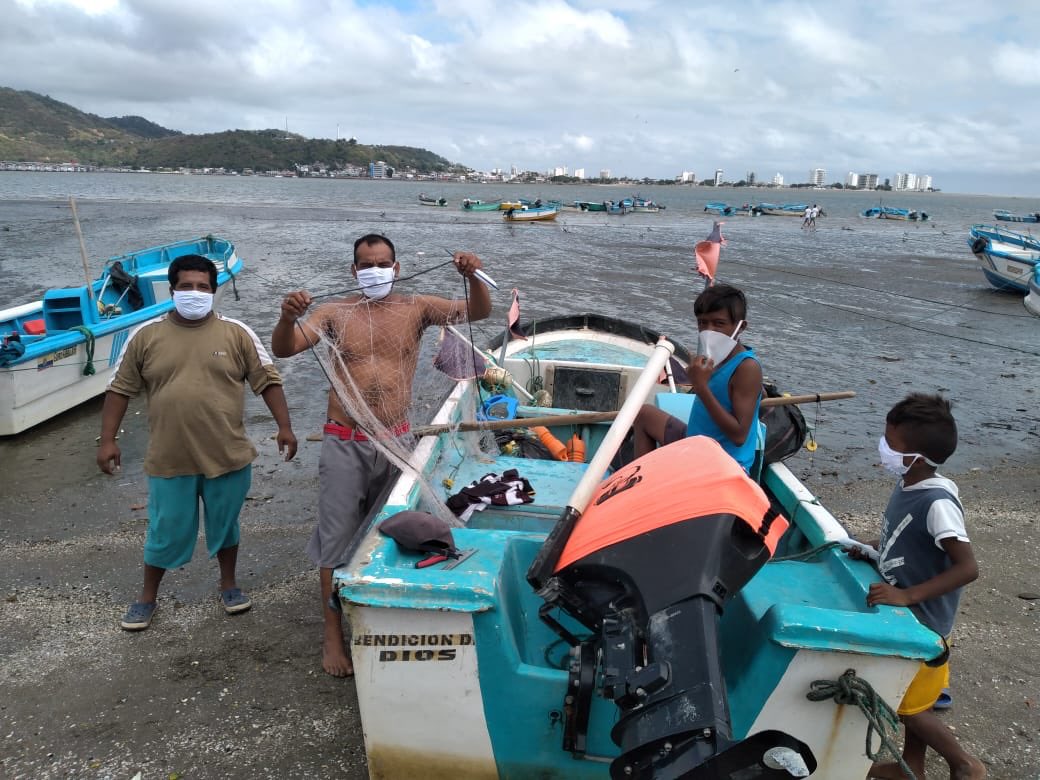 Produccion_Ecu's tweet photo. El #MPCEIP continúa con la entrega de mascarillas para precautelar la salud de los pescadores artesanales de la caleta pesquera de San Vicente y Canoa en #Manabí. Esta iniciativa fue posible gracias al apoyo de @IngesaEcuador. #AEcuadorLoSacamosTodos https://t.co/SKaMiyWqBs