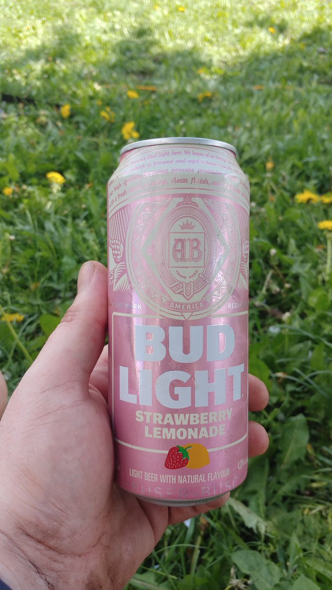 toshcon_'s tweet photo. I don't even care that it's pink. These fuckers are refreshing as hell. 😄😍🍺

#workinginthesun #summerdays https://t.co/DkuSPD86Zu