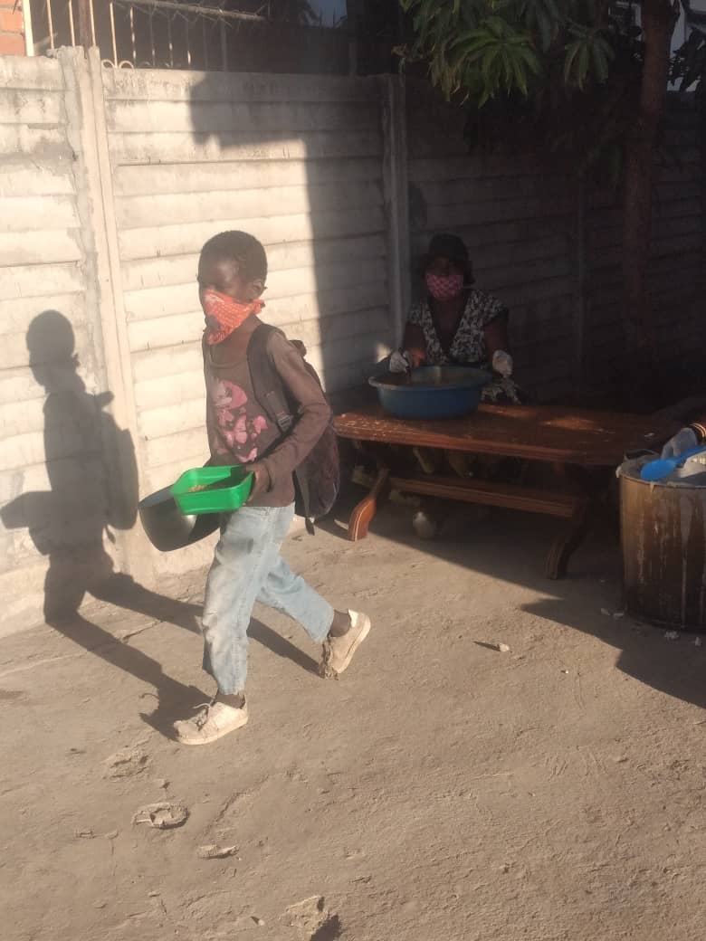 Semalho's tweet image. Day 51
Porridge: 850
Supper: 1968
We served Sadza and Chicken. 

Condiments:
55 chickens cut into 1850 pieces. The remainder were served Sadza and soup unfortunately.

No one was turned away.