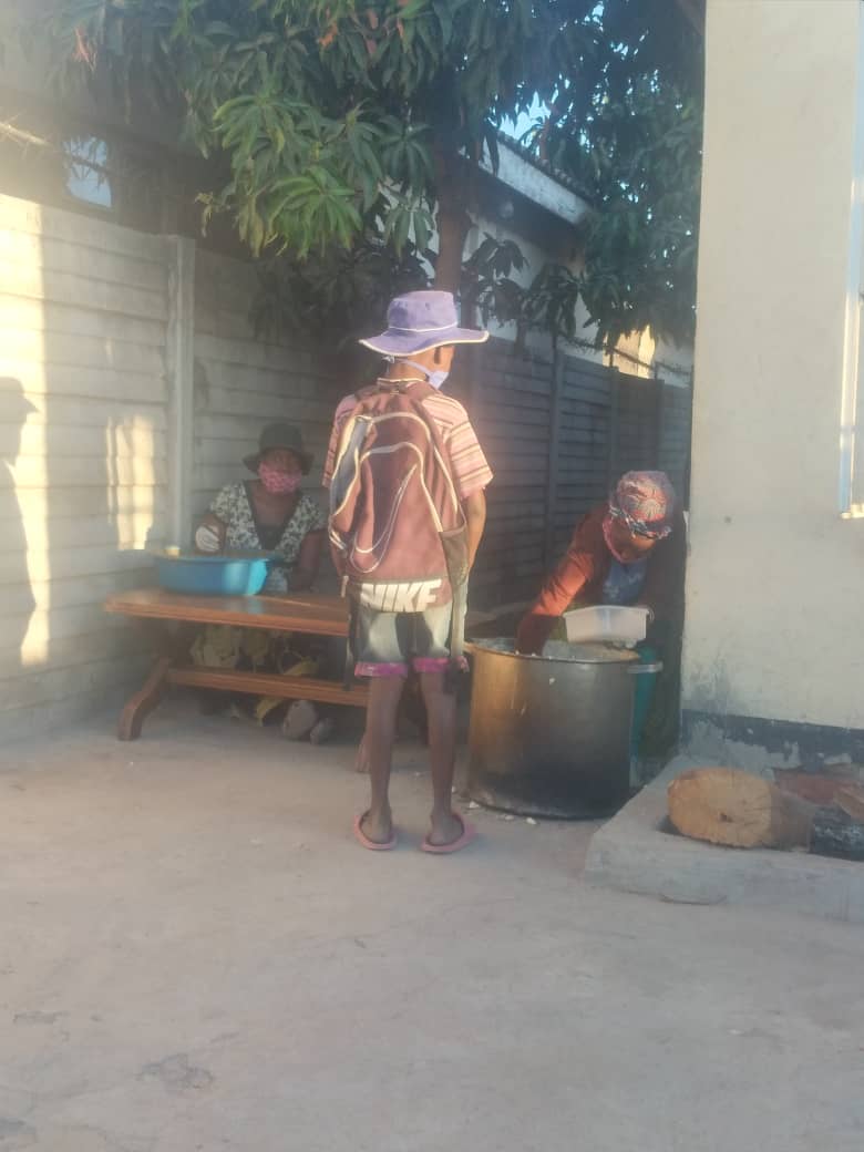 Semalho's tweet image. Day 51
Porridge: 850
Supper: 1968
We served Sadza and Chicken. 

Condiments:
55 chickens cut into 1850 pieces. The remainder were served Sadza and soup unfortunately.

No one was turned away.