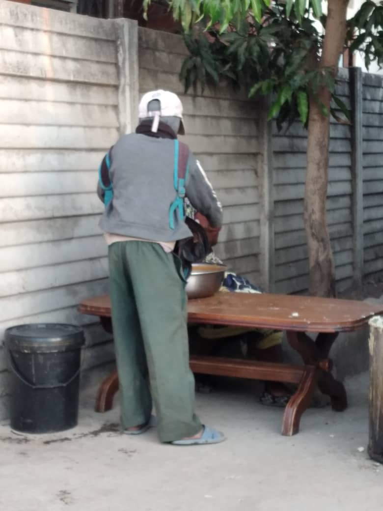 Semalho's tweet image. Day 51
Porridge: 850
Supper: 1968
We served Sadza and Chicken. 

Condiments:
55 chickens cut into 1850 pieces. The remainder were served Sadza and soup unfortunately.

No one was turned away.