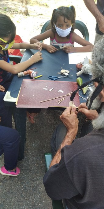 Gob_Guarico's tweet photo. #Infórmate 🌳La Misión Cultura Guárico realizó un taller de elaboración de Títeres con taparas, semillas y material de reciclaje a cargo del cultor Guy Silva #Sncp. Comunidad Los Flores

#GuáricoProduceEnCuarentena
#VigilemosLaPatria https://t.co/ZQtdC55rwp