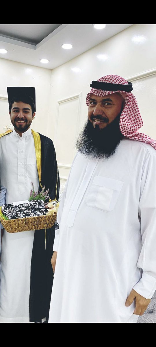 hjab_nmr's tweet photo. الحمد لله الذي بنعمته تتم الصالحات 
تخرج إبني عبدالله من جامعة الجوف درجة بكالوريس تخصص لغة انجليزية ولله الحمد والمنة https://t.co/Kt5rQOhRYM