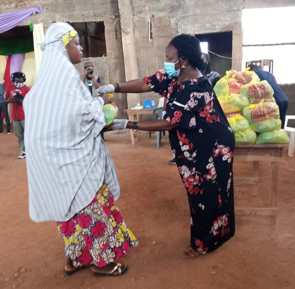 10kmaskplateau's tweet photo. Bassa Outreach. #10maskplateau #midpoint #COVIDー19 @AmamaBenn @PLS_MOH @PLSGov @Pictda_ng @Covid19Plateau @HousePlateau @JosInfluencer @Joelengs01 @Princeponfa @dastuacademy @ObetaOdinaka @sblalong @Jos937Rhythm @UnityRadioFMTV @NTANewsNow @nHubNG @WHONigeria @UJXclusive Thank U https://t.co/VpBq6jDA5R