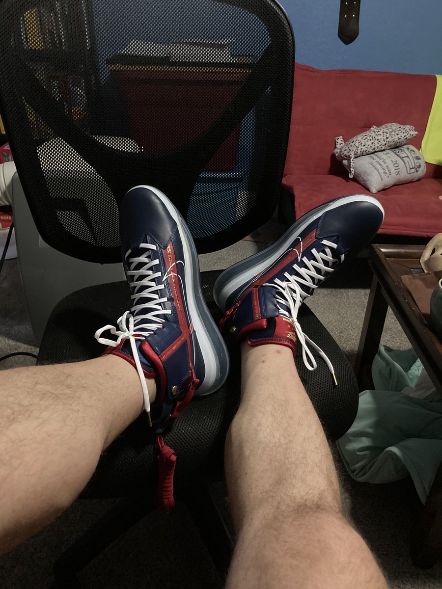 TheReadPile's tweet photo. Big ups to @MSL for giving me the heads up on these bois. #satrn I’m supposed to work out in them to help save my back, but they are so pretty!!!! https://t.co/tPPfJZhzsG