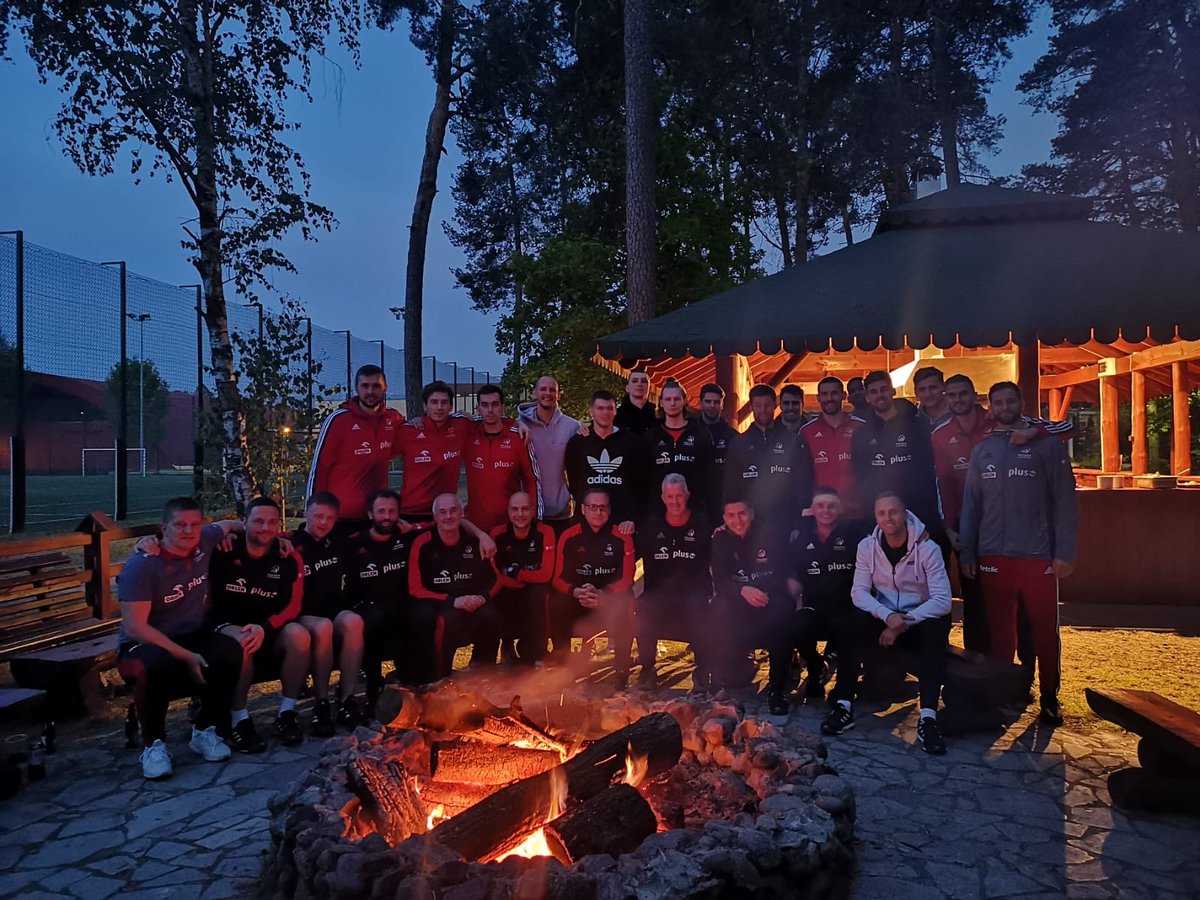 vitalheynen's tweet photo. Co za luksus, móc usiąść razem dookoła ogniska... 🔥 Drużyna silniejsza i bardziej zjednoczona niż kiedykolwiek !!!
#thanksspala https://t.co/JYRVSFAg3t