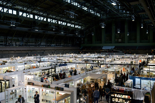 bedbow's tweet image. The @ABAA49's first virtual book fair is on thru Jun 6, but is it really a rare book fair without the smell of old books? bedfordandbowery.com/2020/06/is-it-…