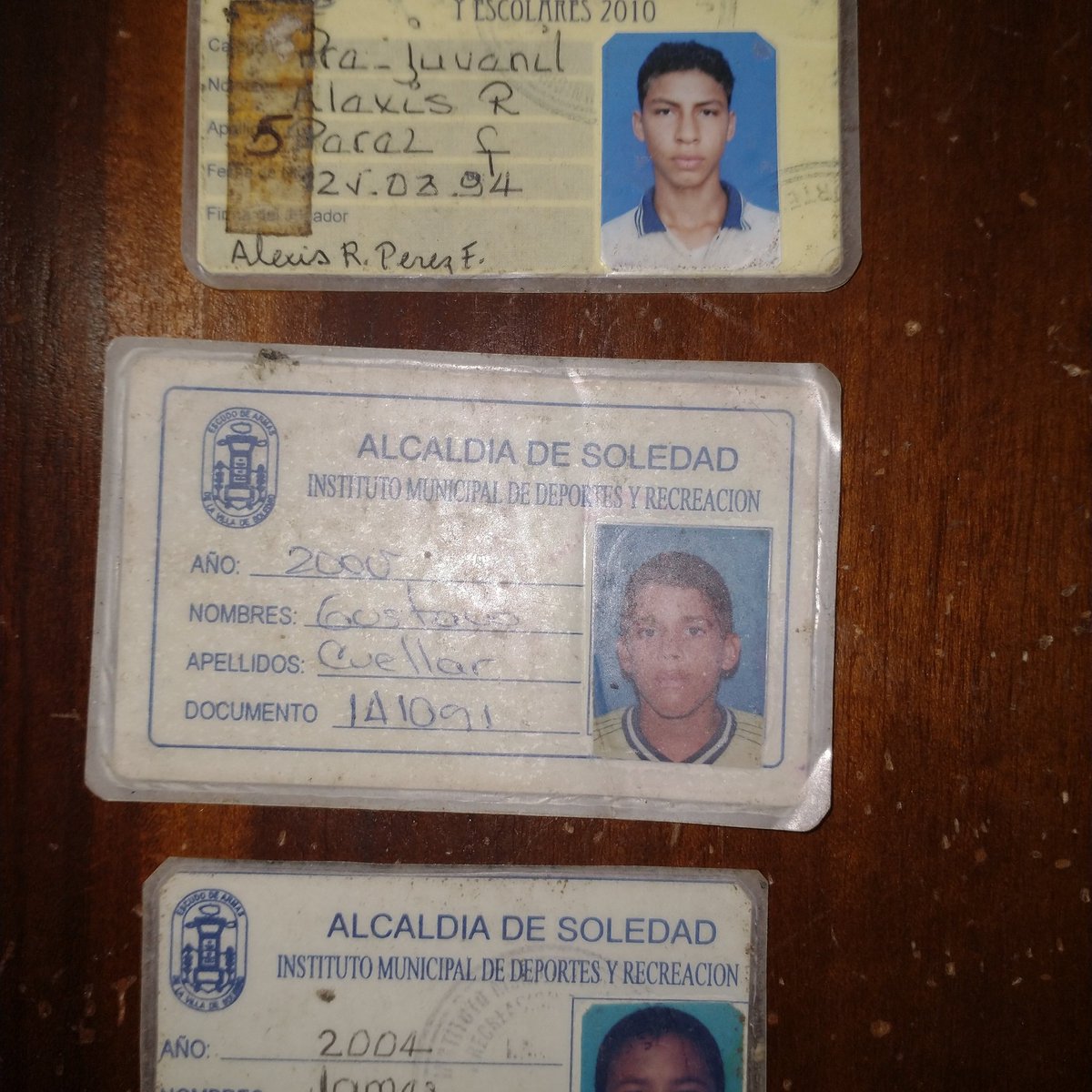 IEfranciscojose's tweet photo. Tbt#caldista. Jugadores de la liga profesional que hicieron parte de las aulas de clases de nuestra institución. Hoy son reconocidos por su papel en el futbol colombiano e internacional. Alexis Pérez, Gustavo Cuéllar y James Sánchez. Dios los bendiga y sigan cultivando éxitos. https://t.co/yI3OyBcsR9
