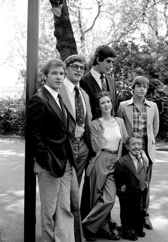 El cast de 'Star Wars' (1977) 

 Harrison Ford - Han Solo 
 David Prowse - Darth Vader 
 Peter Mayhew - Chewbacca 
 Carrie Fisher - Princesa Leia 
 Kenny Baker - R2-D2 
 Mark Hamill - Luke Skywalker

https://t.co/FquuXJalY5