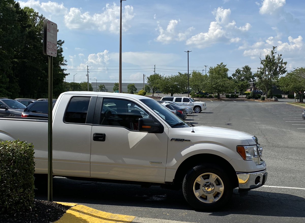 Curbside table day after dispatching! Grind ✅ Hustle ✅ Stop 🚫

<a href="/Marquisherring4/">Marquis Herring</a> Activating while the customer sits in the AC in their truck! Love our customers and my team‼️💙💪🏾 #SummerFun #ATTTVCustomer 

<a href="/CStanley_711/">Courtney Stanley</a> @EastRegionIHX #TeamCharLit3