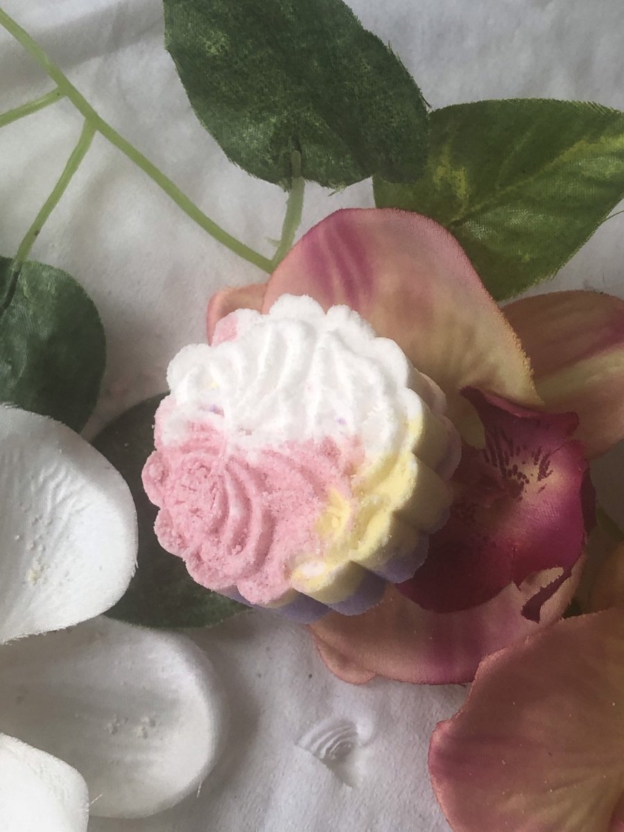 olivineoriginal's tweet photo. Summer addition to my #etsy shop: Shower Steamers, Shower Bombs, Bag of shower steamers, Shower Steamers Shower tablets, shower fizzies, Honeysuckle steamers https://t.co/gNRAfYF1Bh #shower #showerbombs #fizzies #spabombs #showerfizzies #showersteamers #relaxation #spa https://t.co/5huPwFISWX