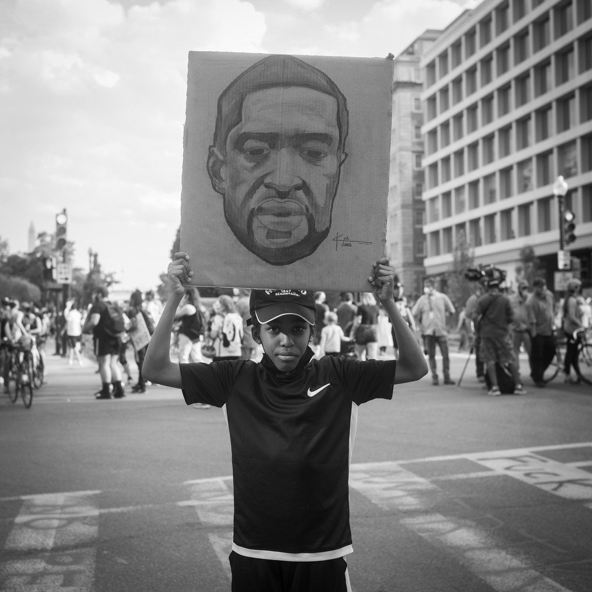 ProfessorKJones's tweet photo. Despite being nervous about his safety, I let my son go to the protest. He wanted his voice to be heard. And to show his piece of protest art. I’m proud of him✊🏾#BlackLivesMatter #JusticeForGeorge https://t.co/4NPbnVuofT