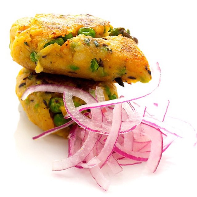 TheVineetBhatia's tweet photo. Potato Pea Cake - #cookingwithvineet.
.
#homequarantine #kitchenquarantine
#vineat #cheftraveller #chefvineet #chefslife #vineetbhatia #homecooking #foodie #foodart #art #foodphotography #food #Foodstagram #foodpics #chef #chaat #streetfood #chutney #tikki #alootikki #foodart https://t.co/fkEGlm7ezB