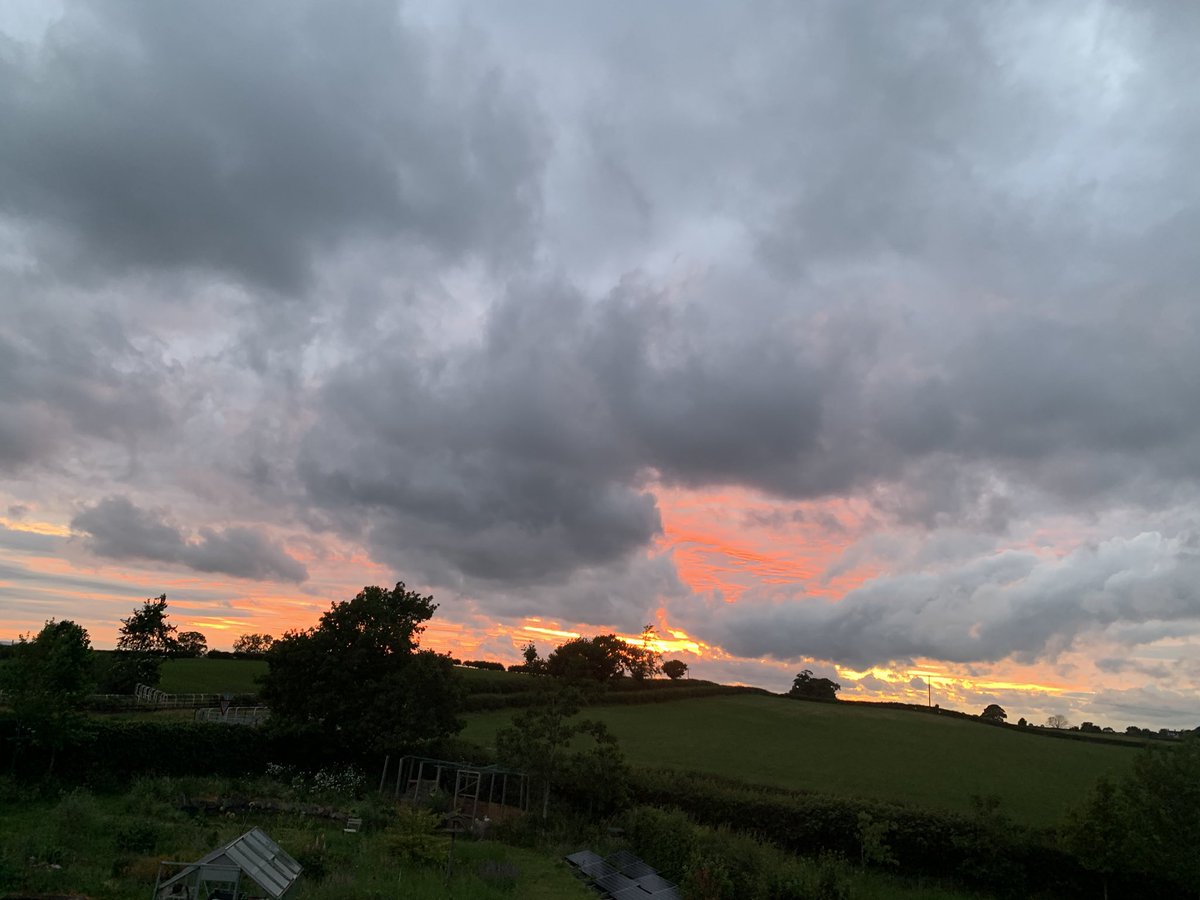 peteswiftysan's tweet photo. Incredible sky tonight #lockdownsunset https://t.co/x9OJtFbtU7