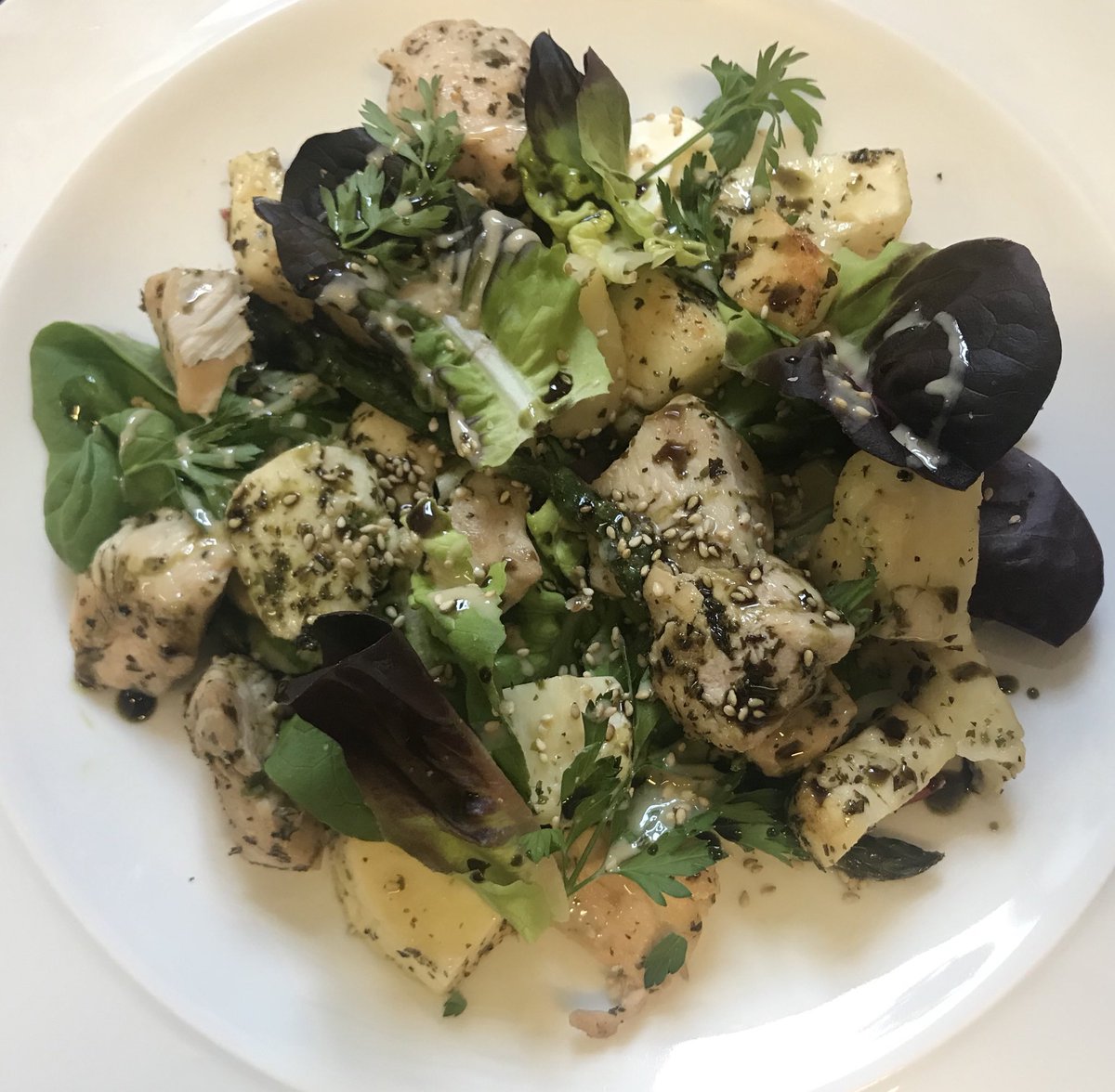 gutchefuk's tweet image. Low carb it’s hard but such rewarding. Light and nutritious with plenty of healthy fats: sesame crackers with cottage cheese and olives - chicken and tofu salad, pumpkin oil and herbs 🌿 form @infuzology #lchf #ketochef #weightlossjourney #zdrowadieta #smaczne