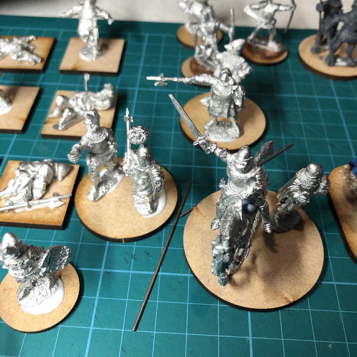 Finally based all my commanders on large round bases (40mm foot, 50mm mounted) plus my hero markers (25mm foot,50x25 mounted) and casualty counters (30mm squares). Now all glued or blu-tacked into place. Ready for painting!  #HundredYearsWar  #Medieval