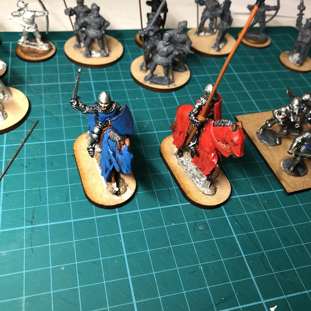 Finally based all my commanders on large round bases (40mm foot, 50mm mounted) plus my hero markers (25mm foot,50x25 mounted) and casualty counters (30mm squares). Now all glued or blu-tacked into place. Ready for painting!  #HundredYearsWar  #Medieval