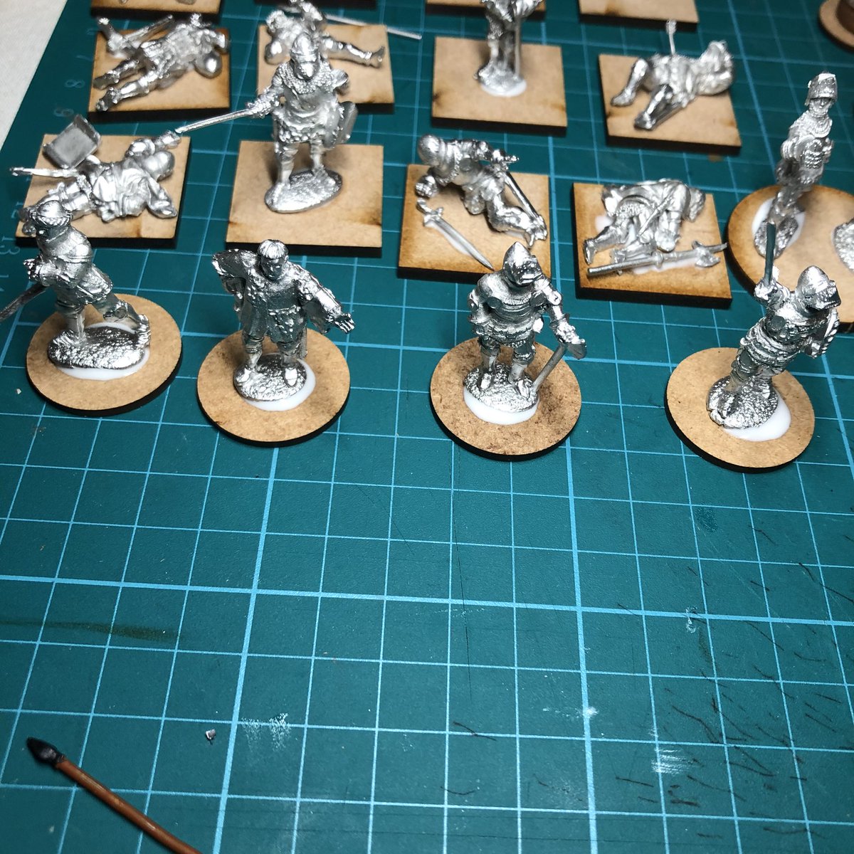 Finally based all my commanders on large round bases (40mm foot, 50mm mounted) plus my hero markers (25mm foot,50x25 mounted) and casualty counters (30mm squares). Now all glued or blu-tacked into place. Ready for painting!  #HundredYearsWar  #Medieval