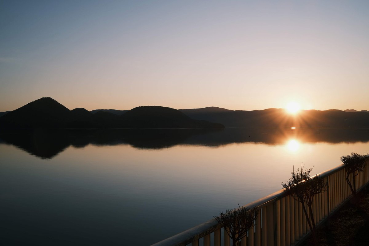 モリモリ ケミカルフリーな道産子 洞爺湖の湖面に写る 朝日のリフレクション やっと週末ですね 頑張りましょうね 北海道 洞爺湖 日の出 リフレクション X100v 富士フイルム