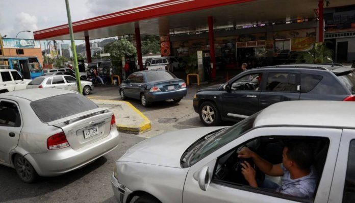 ElNacionalWeb's tweet image. Colas e incidentes por fallos en el repostaje de gasolina iraní bit.ly/2ACEBsI