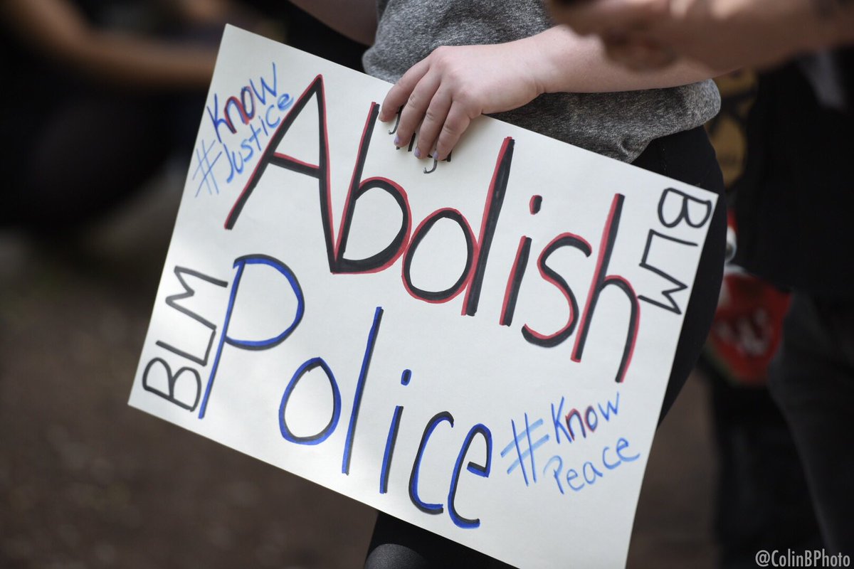 Protesters and police are beginning to gather at Oz Park & Lincoln Park High School for the CPS Community Protest to defund CPD from Chicago Public Schools.6/4/2020Lincoln Park, Chicago  https://twitter.com/blockclubchi/status/1268603438348337153?s=21