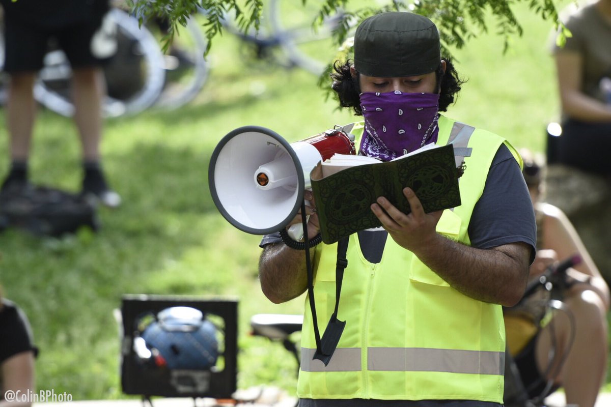 Protesters and police are beginning to gather at Oz Park & Lincoln Park High School for the CPS Community Protest to defund CPD from Chicago Public Schools.6/4/2020Lincoln Park, Chicago  https://twitter.com/blockclubchi/status/1268603438348337153?s=21