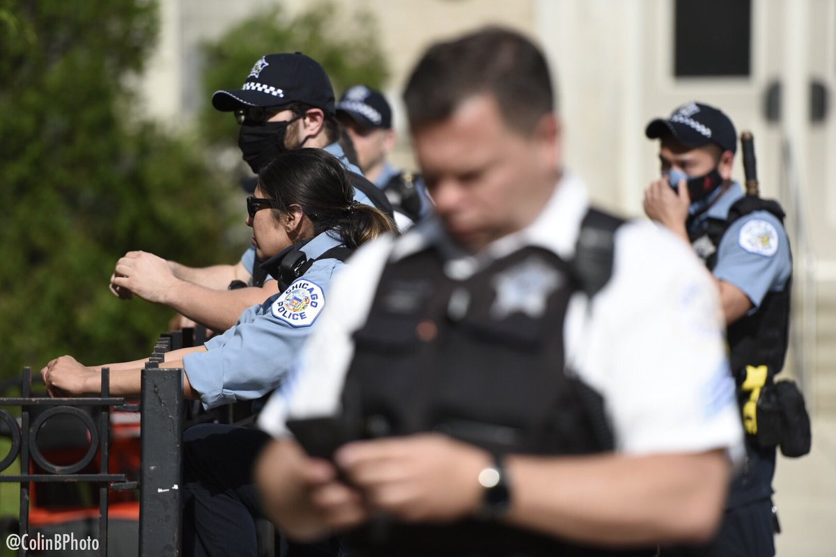Protesters and police are beginning to gather at Oz Park & Lincoln Park High School for the CPS Community Protest to defund CPD from Chicago Public Schools.6/4/2020Lincoln Park, Chicago  https://twitter.com/blockclubchi/status/1268603438348337153?s=21