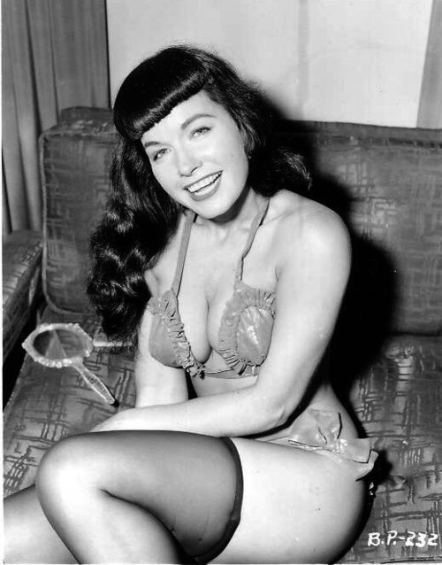 Sweet enough to eat! 🍭😋
.
#bettiepage #pinupqueen #retrostyle #1950s #pinup #bettiebangs https://t.c