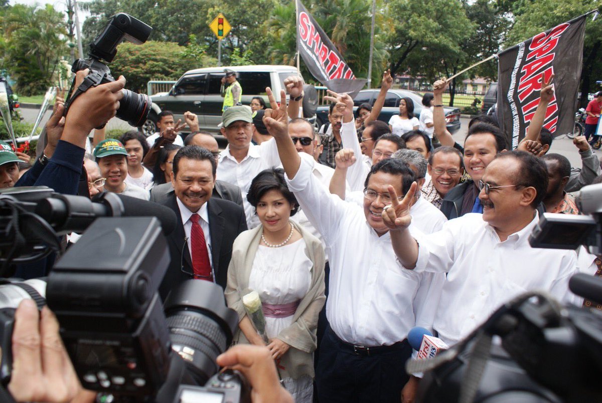 RamliRizal's tweet photo. Rizal Ramli diancam mau ditangkap Polisi krn menolak kenaikan Harga BBM. RR dkk datangi Mabes Polri, cari Kapolri Soentanto dan Ka Bareskrim Bambang Hendarso, mau tanya langsung “Siapa yg perintahkan menangkap RR: Pres SBY atau Kapolri ?” Keduanya kabur 🙂 diterima WakaPolri. https://t.co/qQZ07XQ7Qs