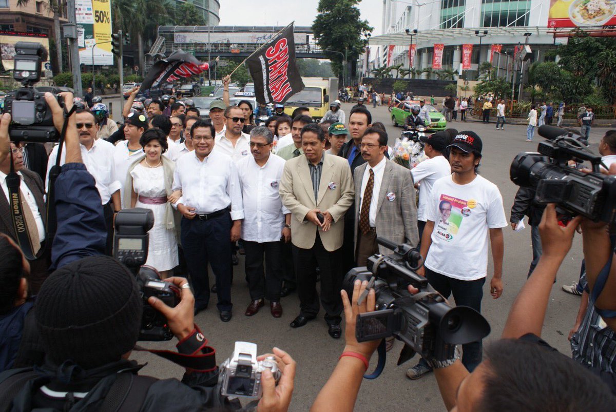 RamliRizal's tweet photo. Rizal Ramli diancam mau ditangkap Polisi krn menolak kenaikan Harga BBM. RR dkk datangi Mabes Polri, cari Kapolri Soentanto dan Ka Bareskrim Bambang Hendarso, mau tanya langsung “Siapa yg perintahkan menangkap RR: Pres SBY atau Kapolri ?” Keduanya kabur 🙂 diterima WakaPolri. https://t.co/qQZ07XQ7Qs