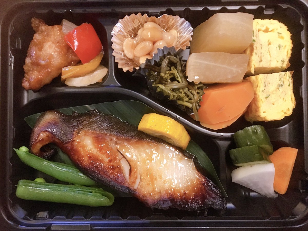 Issin_ueno's tweet photo. 銀ダラ西京焼き
スナップ&amp;ズッキーニ
色鶏中華和え
大豆煮
ワラビ煮
大根&amp;人参の煮物
ネギ入り玉子焼き
漬け物
玄米&amp;白米　セット
#全て手作り　#無添加　#天然塩使用
#国産野菜　#細胞を整える
#健康のお手伝い
#一心　#お弁当 https://t.co/kSSCGDzcQZ