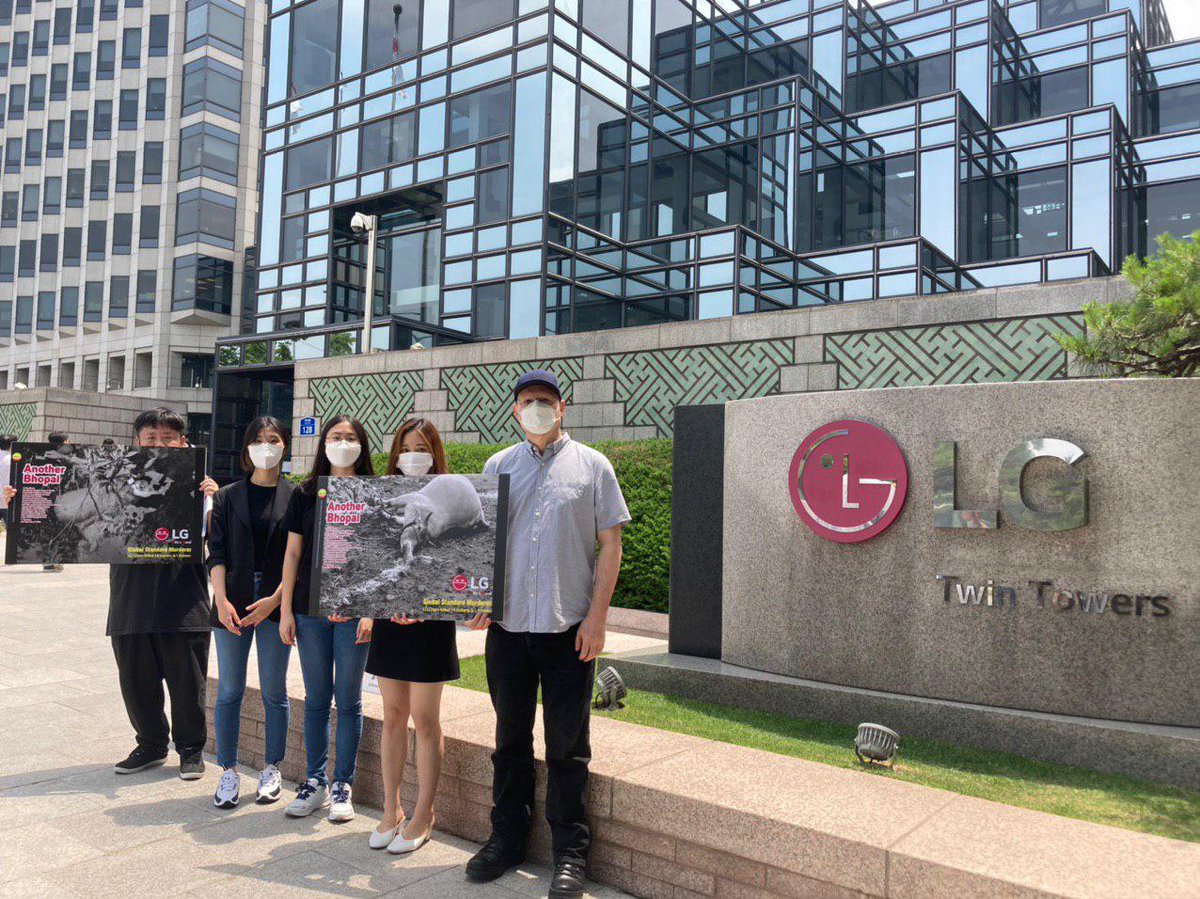 joshrc2020's tweet photo. いま終了した、ZOOMでインド・世界とつながった、ソウルのLG化学本社前での、バイザッグ・ガス漏えい事故から1か月の抗議活動。13時からはインドでの行動の予定。#NotoDoubleStandard 関連情報は、https://t.co/9drIGnzhXI https://t.co/f8rWlLiRcp
