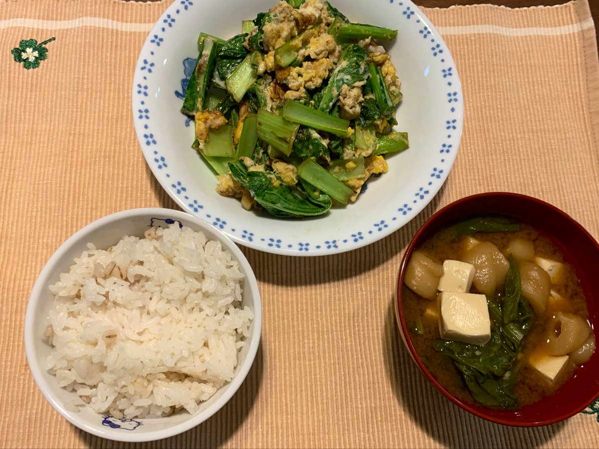 ট ইট র みせけんた 麦ご飯 豆腐とお麩と大根葉の味噌汁 小松菜の中華風卵炒め 今日はキンキン金曜日 卵炒めにニンニクショウガを入れてるので体スッキリ おうちごはん 一汁一菜