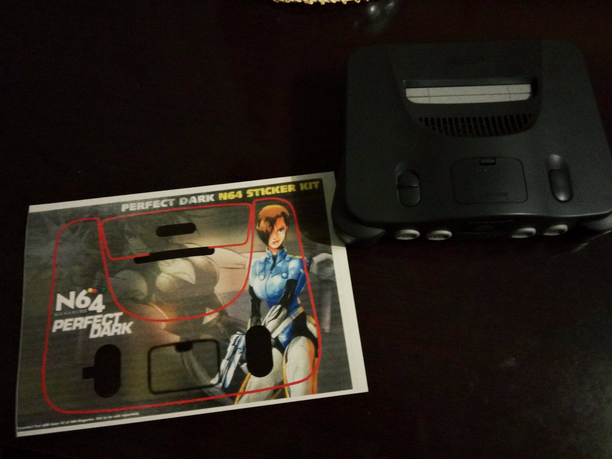 Hamster_ruso's tweet photo. No me ha quedado perfecta, pero para no haber conseguido ningún scan potable no me ha quedado mal... #n64magazine #sticker #perfectdark https://t.co/M99XziDtLk