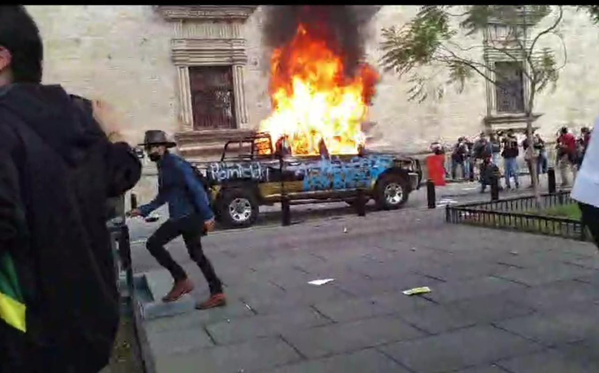 Miriam_Junne's tweet photo. El gobierno de Alfaro es un CAOS, estaba destinado a fracasar porque pretende perpetuar todo lo que en este país ya es obsoleto: El viejo régimen. 
El gobierno de Alfaro dejará un Jalisco endeudado y ensangrentado.
Debe irse YA, antes de hacer más daño. 

#JusticiaParaGiovanni https://t.co/gFetQdbFwz
