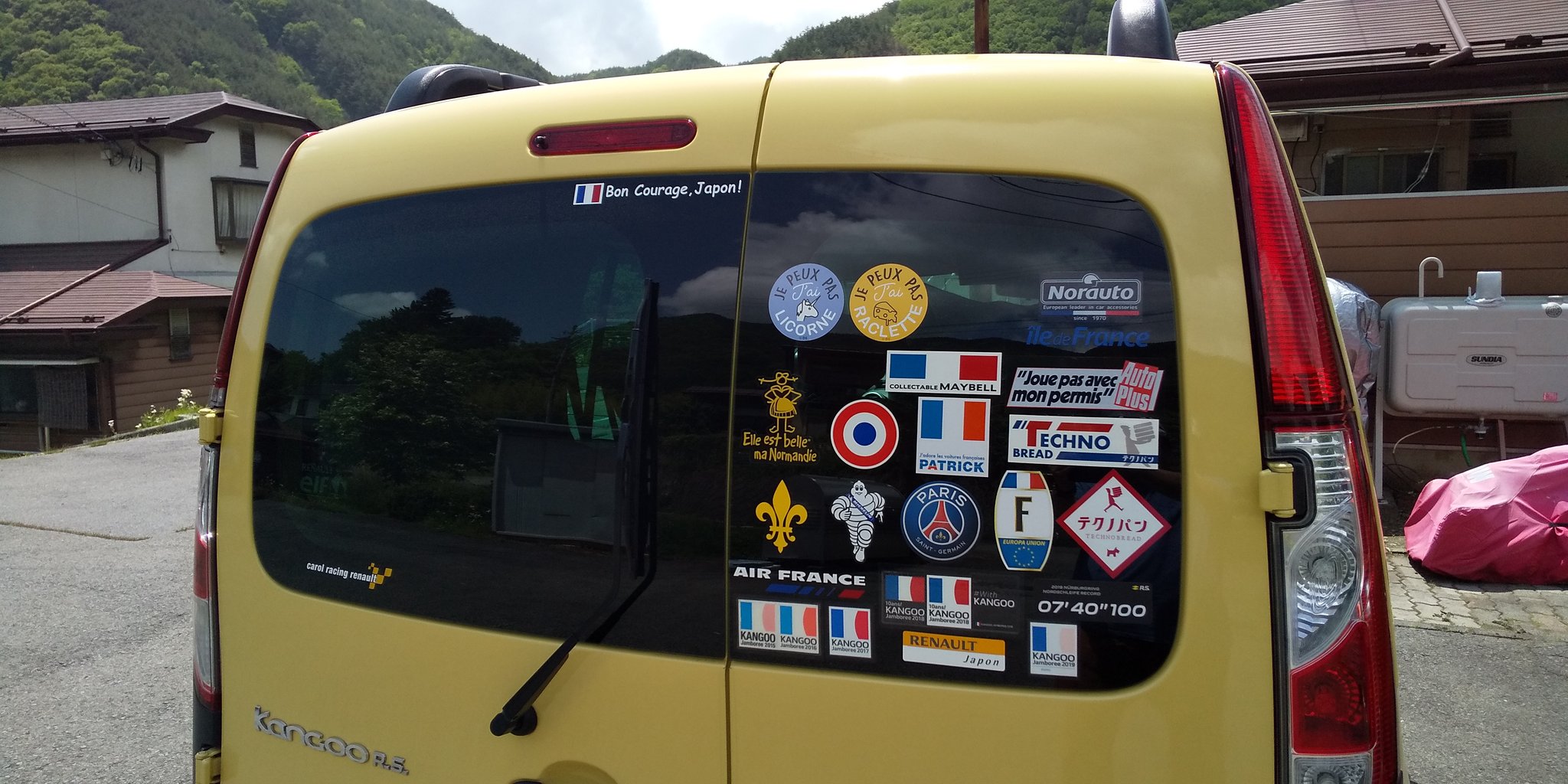 やまさん 23の春はparis カングーあるある カングーのリアはステッカーのキャンパスだ カングージャンボリー T Co Exnztpmqbb Twitter