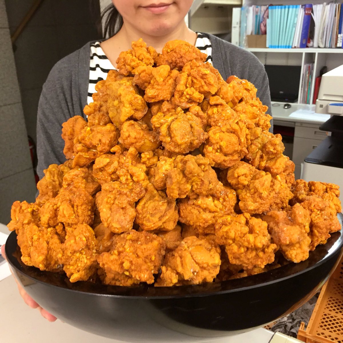昨日は体脂肪のサンプルをあげながら、今日は唐揚げを差し出したりする