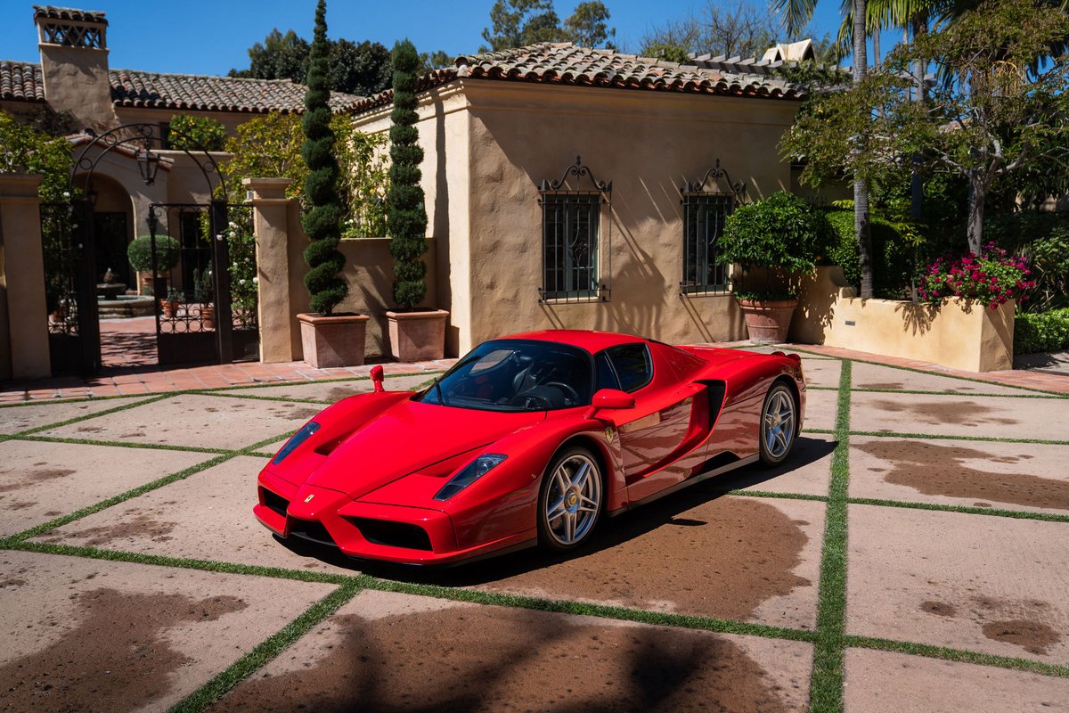 AutomovilMex's tweet photo. La semana pasada vimos este #Ferrari #Enzo con menos de 2,000 km (https://t.co/JGOt0MDpMV), que estaba siendo subastado en línea por #RMSothebys. La subasta ya terminó, con un nuevo récord de más dinero pagado por un Enzo: ¡$2.6 mdd! Unos $57.5 mdp. #EnVentaAP #EstiloDeVidaAP https://t.co/kyoGHROiLN
