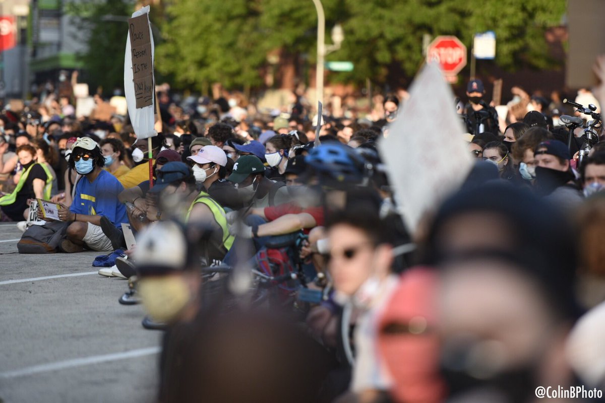 Scenes here at CPD training academy remain peaceful. Protesters are now gathering in a circle at Loomis/Jackson