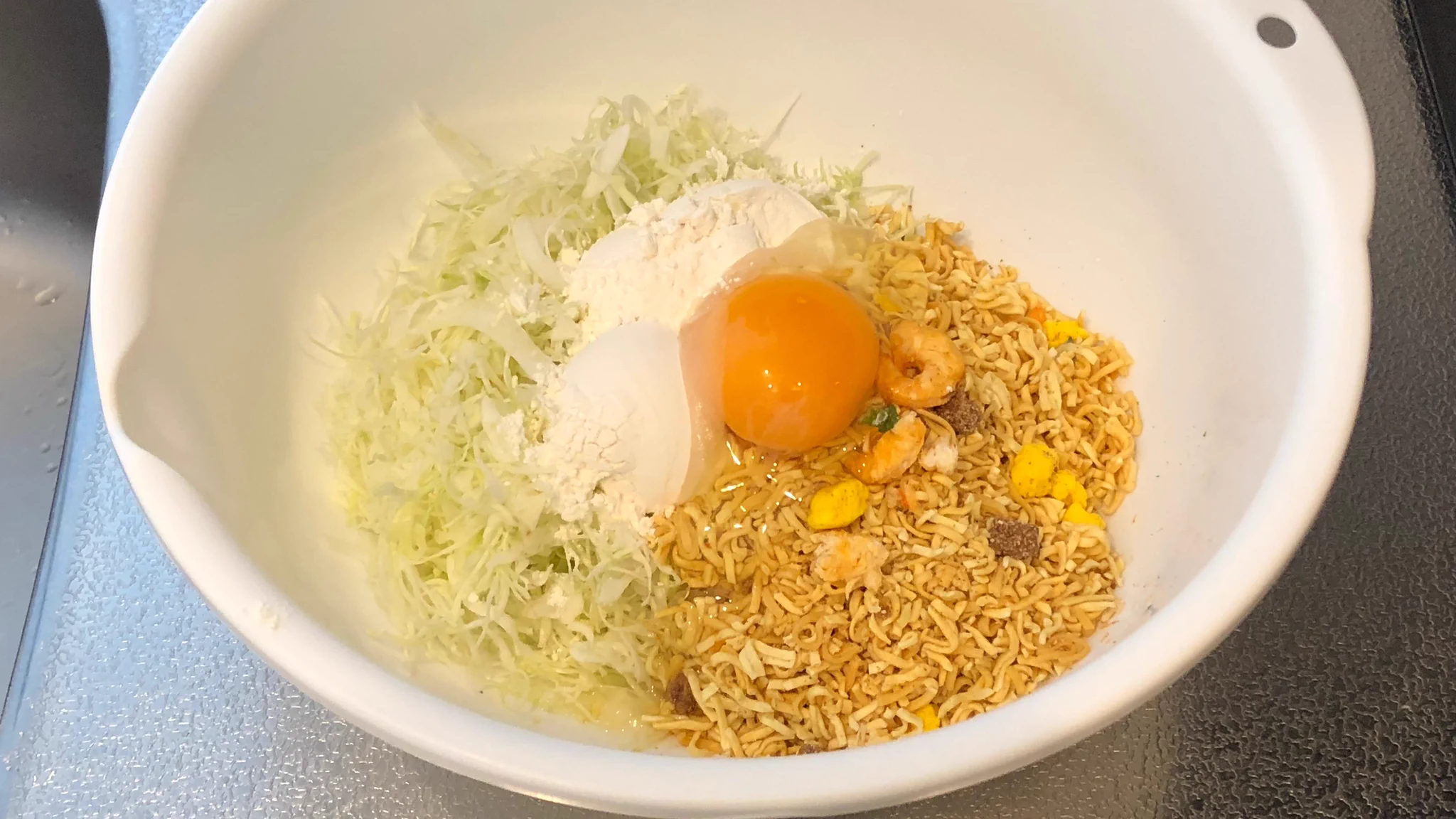 お好み焼き粉がなくても作れる！？カップヌードルで作るお好み焼きの作り方！