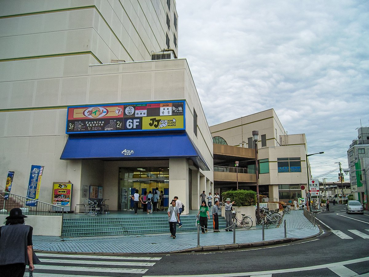 三日画師 木更津富士見通り商店街の元十字屋百貨店 現在は解体されて駐車場ビルになった その横 アクア木更津 元木更津そごう の裏側を抜けると八剱八幡神社の横に抜ける みまち通り たぬき横丁 がある 3つの町に面していたことから みまち通り