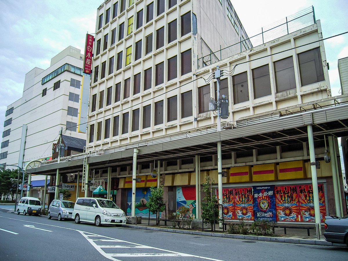 三日画師 木更津富士見通り商店街の元十字屋百貨店 現在は解体されて駐車場ビルになった その横 アクア木更津 元木更津そごう の裏側を抜けると八剱八幡神社の横に抜ける みまち通り たぬき横丁 がある 3つの町に面していたことから みまち通り