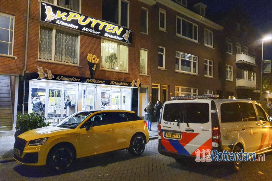 Man overvalt cafetaria met pistool aan de Zandblokstraat in #Rotterdam. 112Rotterdam.