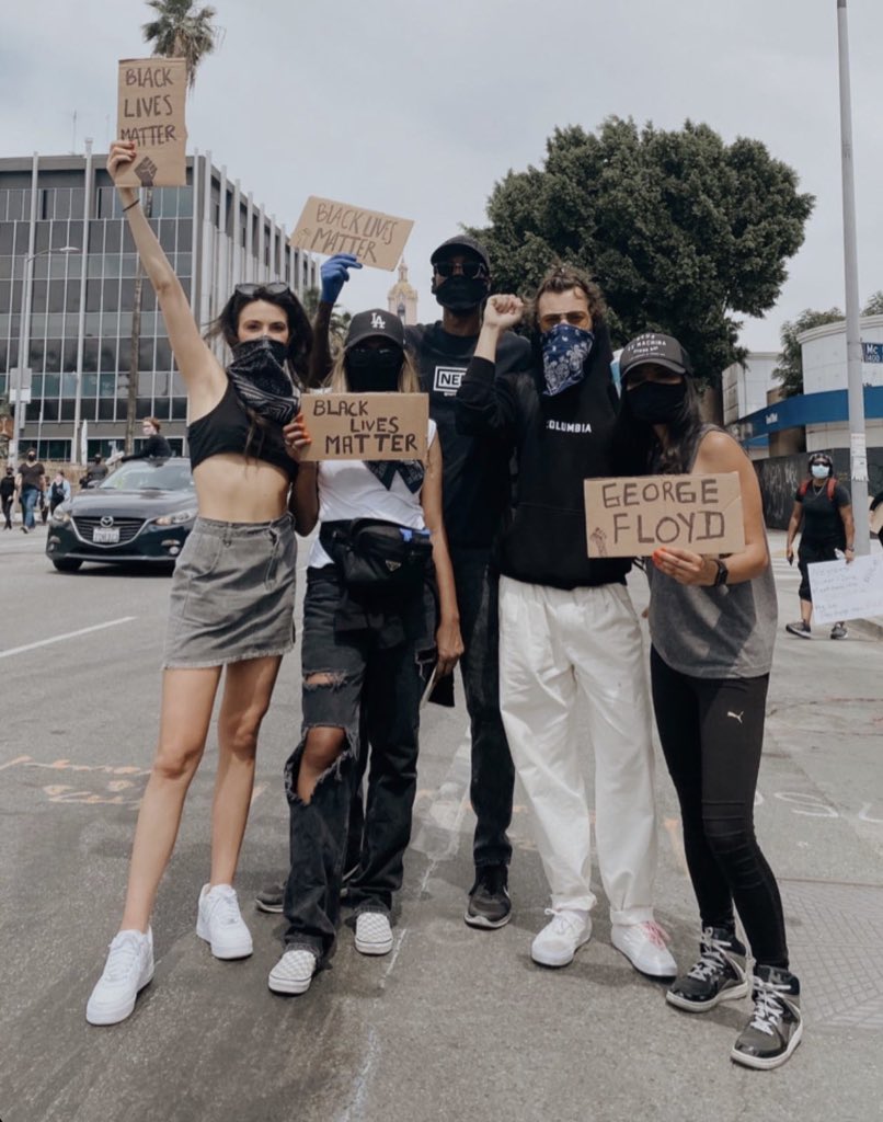 PopCrave's tweet image. .@Harry_Styles was at the #BlackLivesMatter protest in LA yesterday. ✊🏾