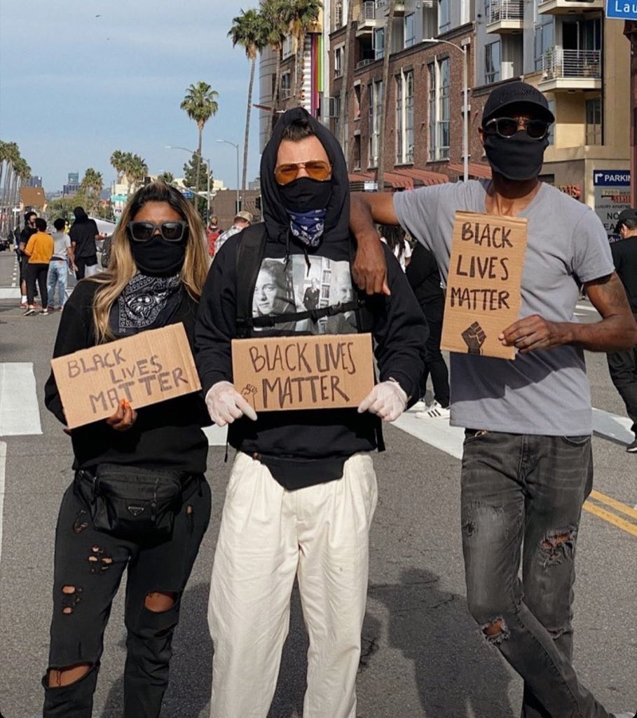 PopCrave's tweet image. .@Harry_Styles was at the #BlackLivesMatter protest in LA yesterday. ✊🏾