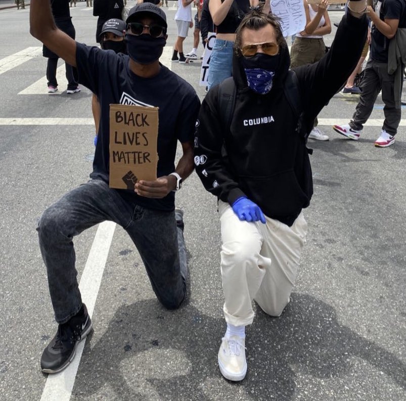 PopCrave's tweet image. .@Harry_Styles was at the #BlackLivesMatter protest in LA yesterday. ✊🏾