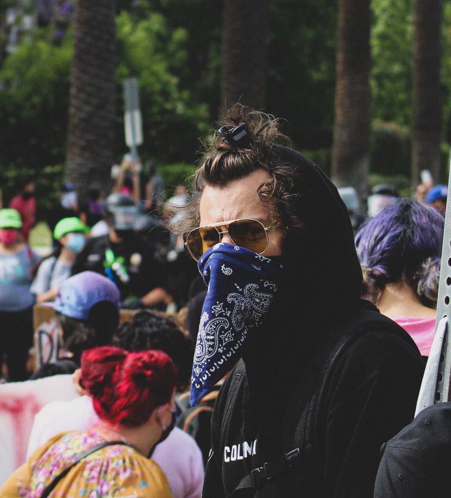PopCrave's tweet image. .@Harry_Styles was at the #BlackLivesMatter protest in LA yesterday. ✊🏾