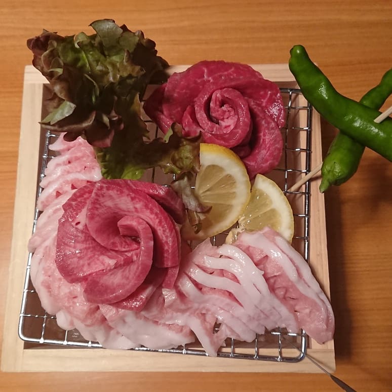 一升びん 鈴鹿店 公式 一升びん鈴鹿店で 肉ケーキ始めました 一升枡を使ったお肉 塩タン ヘルシーロース 豚トロ の盛り合わせです メニューにはのせておりませんので 記念日やお祝いの際にぜひスタッフにお申し付け下さいませ 松阪牛 一升びん 鈴鹿店 公式 一升びん鈴鹿店で 肉ケーキ始めました 一升枡を使ったお肉 塩タン ヘルシーロース 豚トロ の盛り合わせです メニューにはのせておりませんので 記念日やお祝いの際にぜひスタッフにお申し付け下さいませ 松阪牛