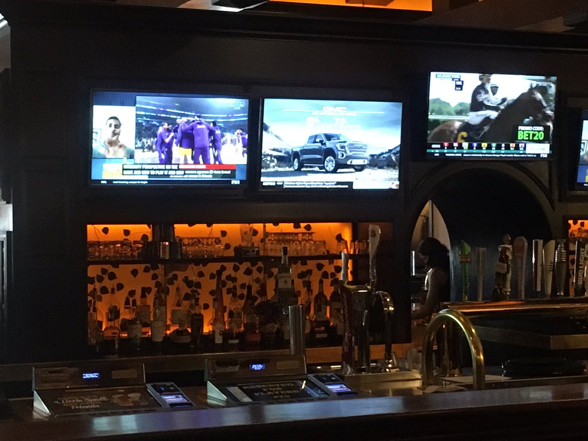 astridmendeztv's tweet photo. Reviva Las Vegas is on! Today, several casinos are finally open; other gaming and bars too, like #PTTaverns. Lots of customers in over 60 locations. You’ll see some changes though, like the paper coaster that will transform into the menu! Live at 5pm and 6pm @KTNV #ReVivaLasVegas https://t.co/Bf8k42SnG3